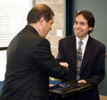 Dr. Alfonso Ortega presents a gift to Dr. Amador Guzmán Cuevas.