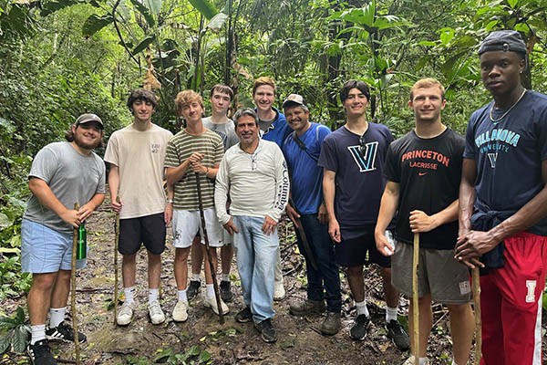 E2SI students on a hike in Panama