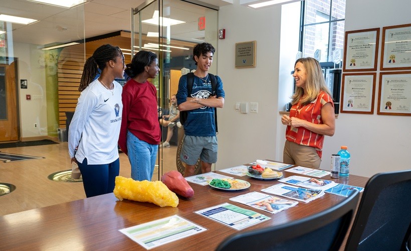 A Villanova nutritionist counsels students during a coaching session 