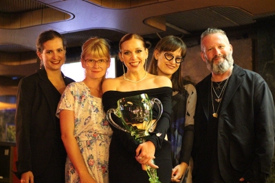 Villanova Theatre alum Becka McFadden '04 CLAS, '07 MA won the 2023 Thálie Award for Alternative Theatre for her solo performance Black Dress. Photo by Paul Wade.