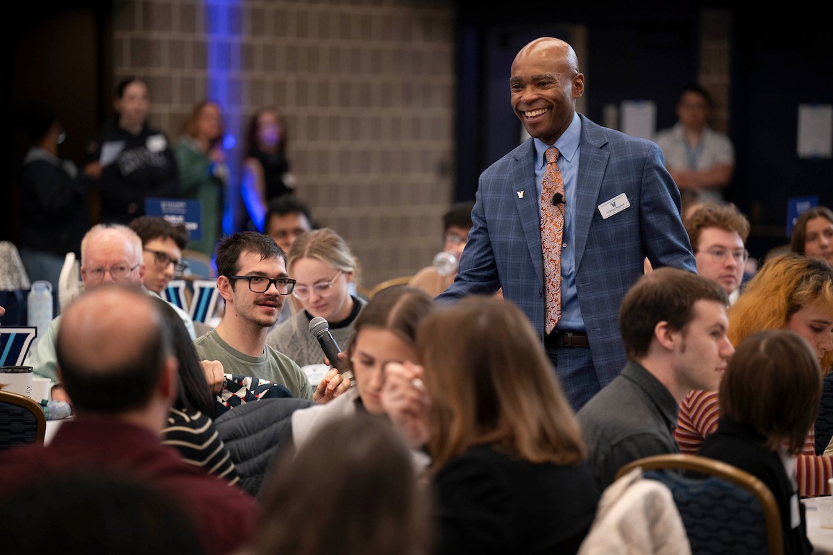 Emory-Woodard Dr. EMory Woodard interacts with students at Graduate Preview Day.