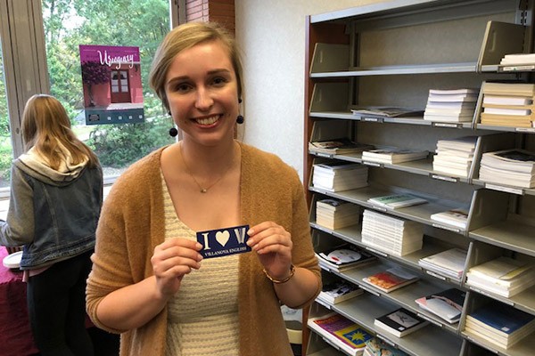 Student Meriel Alexander holds up a "I love Villanova English" sign.