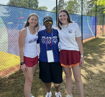 Moira Horan '24 CLAS and Kate Delaney '24 VSB meet with Special Olympics legend Loretta Claiborne