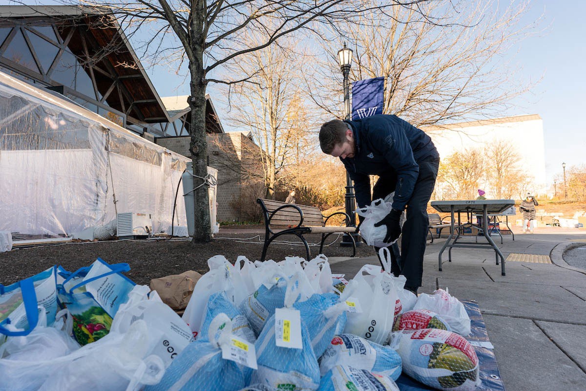 CSP353_20221121_0124 A man organizing donation items