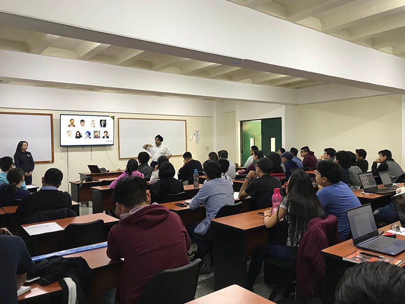 Dr. Singh delivers a workshop at Universidad Mesoamericana in Quetzaltenango, Guatemala.