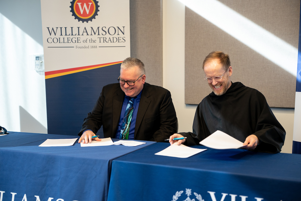 Dean Cregan and Williamson Provost Todd Zachary signing agreement