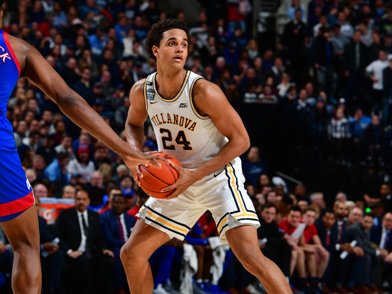 Jeremiah Robinson-Earl playing basketball